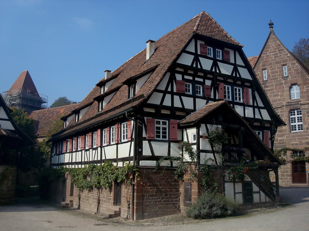 Maulbronn, die ehemalige Pfisterei (Bckerei) des Klosters, dahinter die ehemalige Klostermhle, Okt.2010