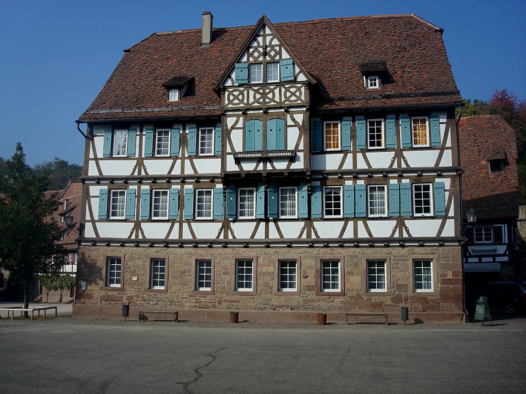 Maulbronn, das Kameralamt mit Fachwerk von 1742, war die Klosterverwaltung,Okt.2010