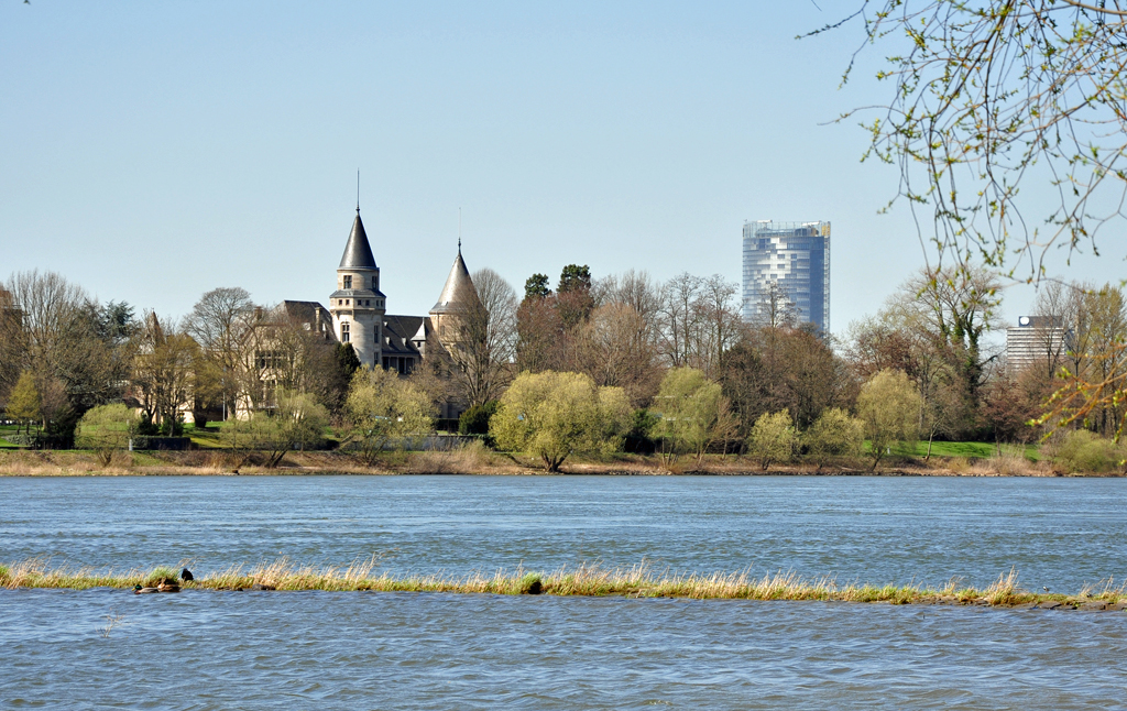 Mausoleum Ungarn in Bonn-Plittersdorf, im Hintergrund er Telekom-Tower - 06.04.2010