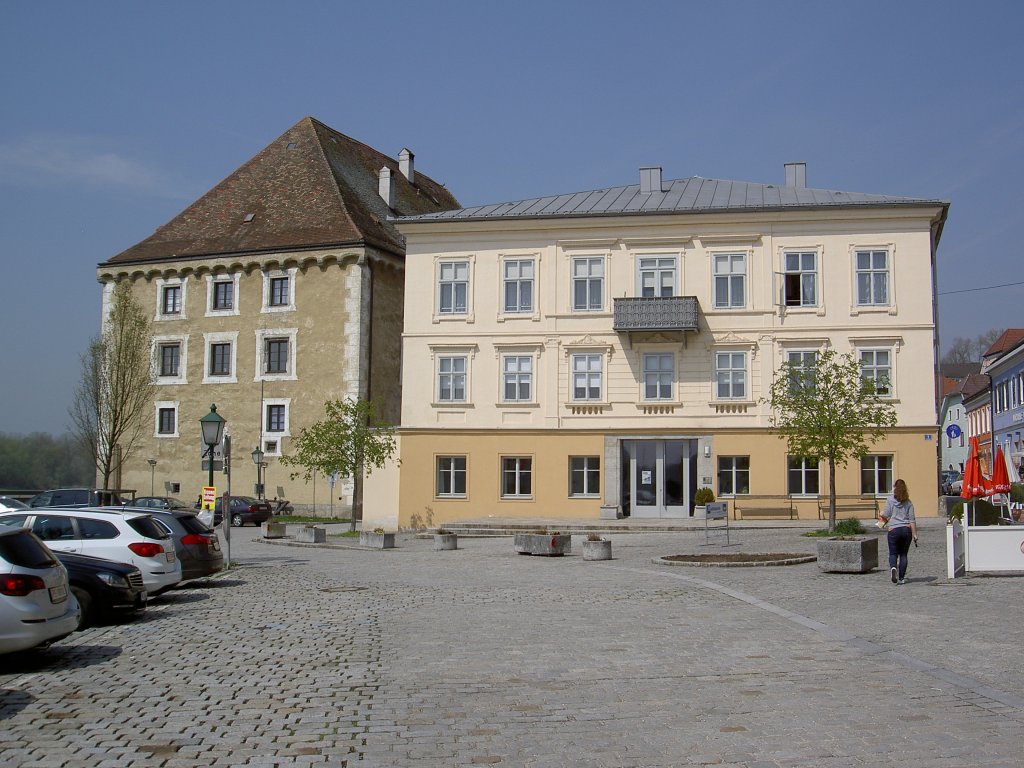 Mauthausen, Schloss Pragstein und Restaurant zur Post, Schloss erbaut von 1491 bis 1506 von Ladislaus Prager (21.04.2013)