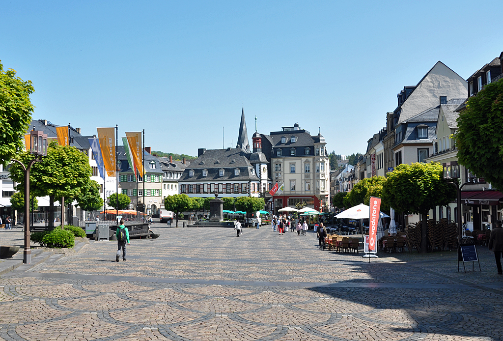 Mayen - Marktplatz mit dem Alten Rathaus am Ende - 28.05.2013