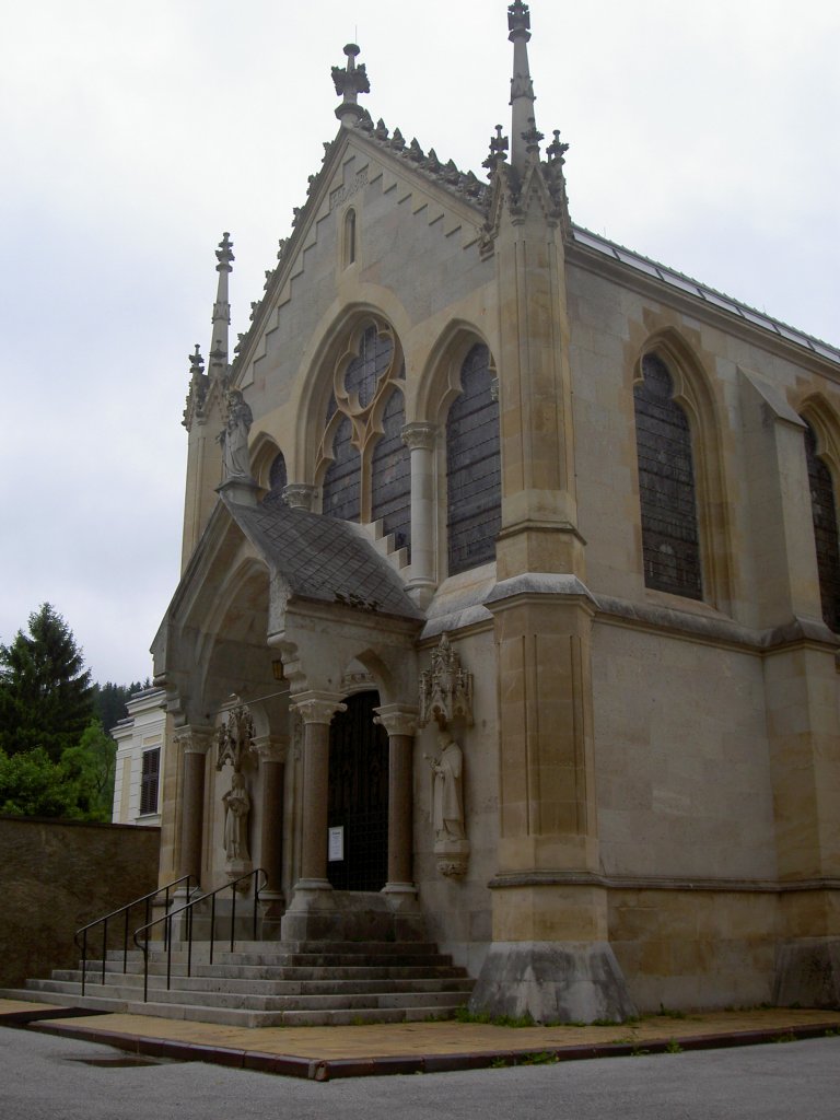Mayerling, Karmelitinnenklosterkirche St. Laurentius, erbaut im 15. Jahrhundert 
(03.06.2011)