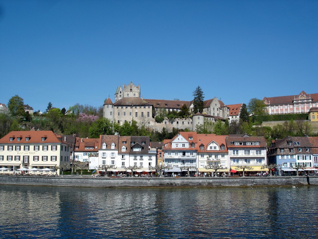 Meersburg am Bodensee, Blick auf die Uferpromenade und die Meersburg, April 2007