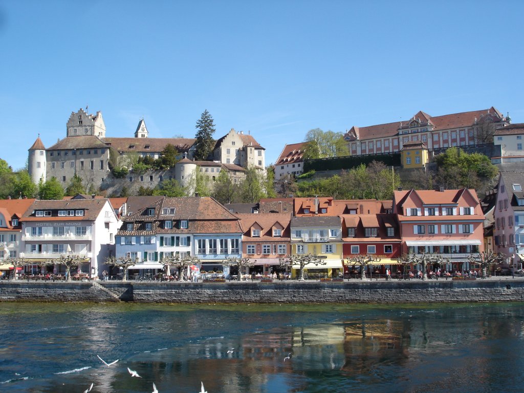 Meersburg am Bodensee,
altes und neues Schlo,darunter die Uferpromenade,
April 2007