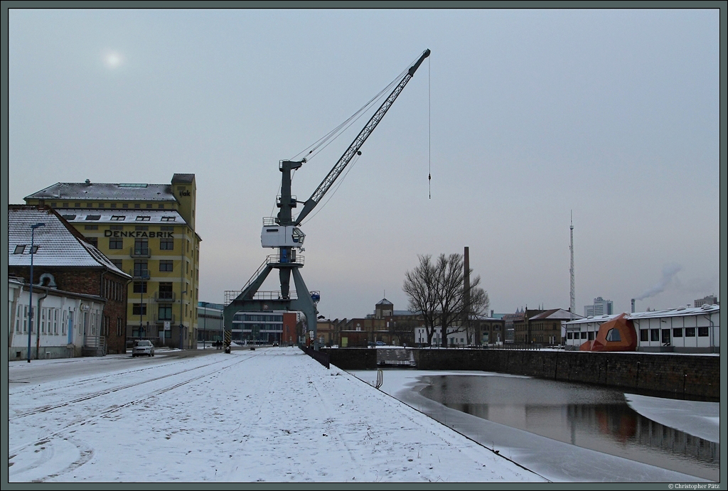 Mehrere alte Speicher im Handelshafen Magdeburg wurden als Brogebude umgebaut. In der Mitte der denkmalgeschtzte und restaurierte Portaldrehkran. (20.01.2013)