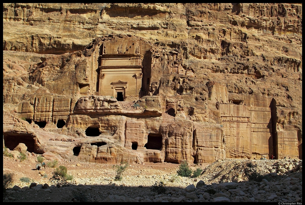 Mehrere kleinere, in den Fels gehauene Gräber in Petra. (25.11.2012)