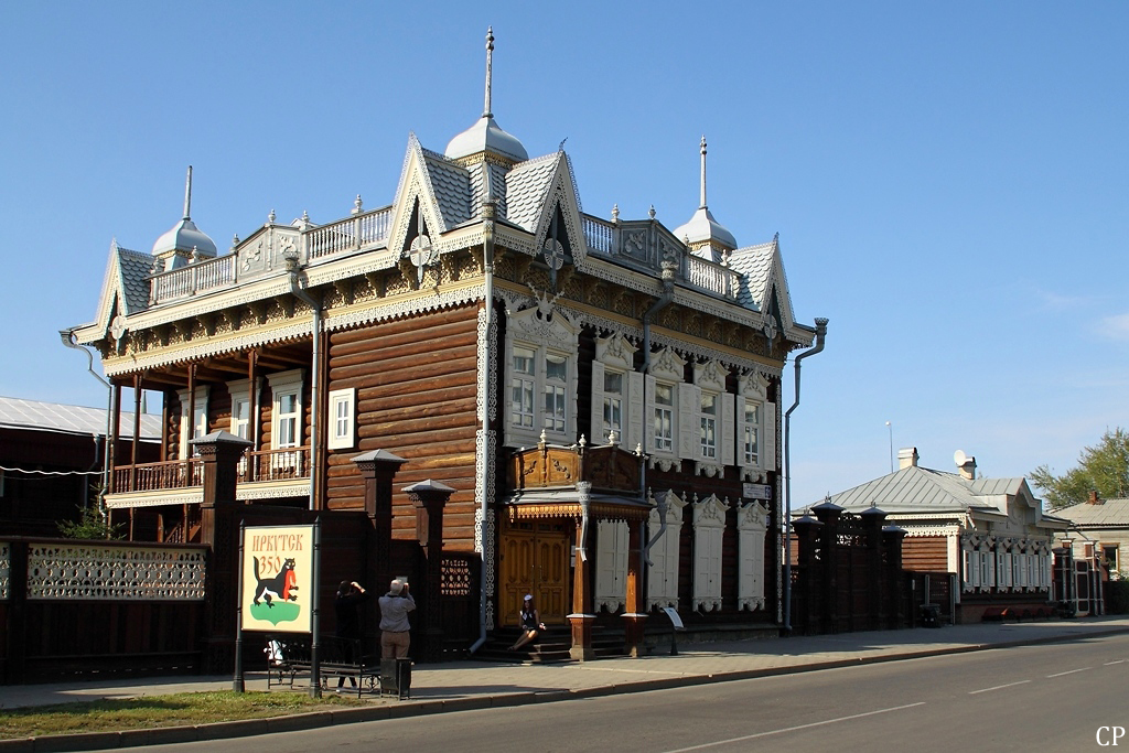 Mehrere schn sanierte Holzhuser in Irkutsk. Das Schild links weist auf den 350. Jahrestag der Grndung von Irkutsk hin, der 2011 gefeiert werden konnte. (10.9.2011)