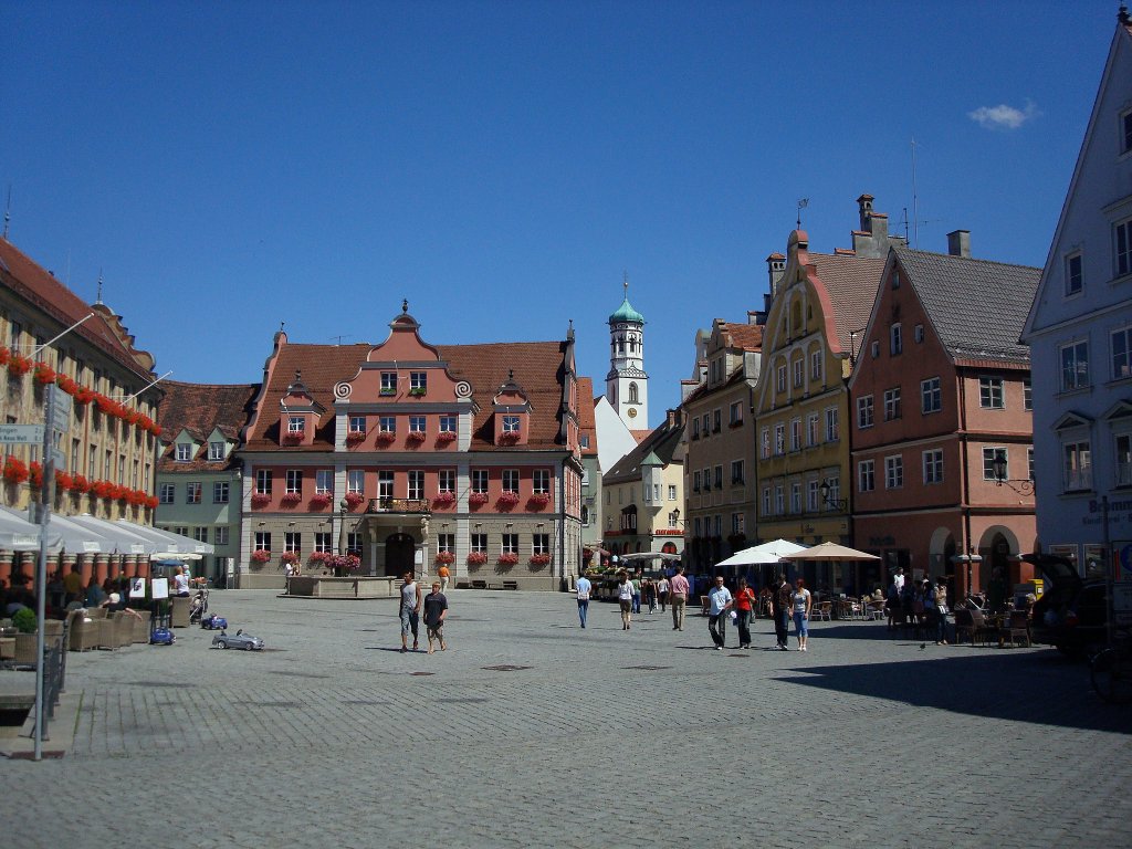 Memmingen in Oberschwaben, der mittelalterliche Marktplatz mit historischen Gebuden, der Ort wurde 1158 zur Stadt erhoben, Aug.2010