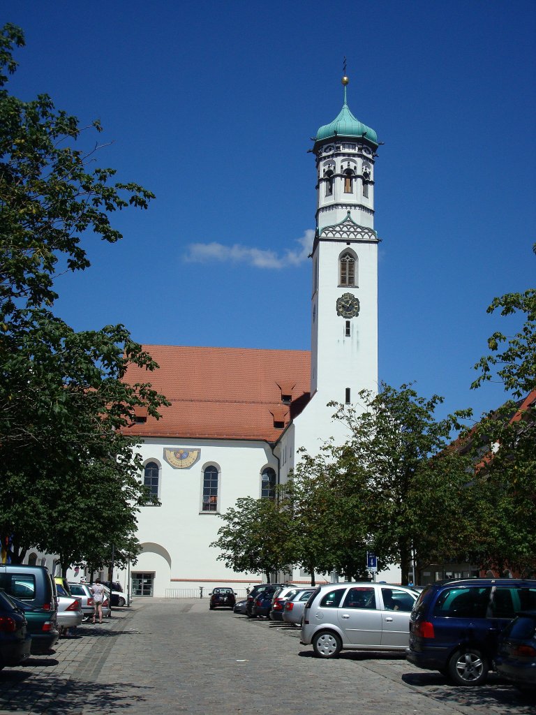 Memmingen in Oberschwaben, die Peter und Paul Kirche gehrte zum Kreuzherrenkloster, die sptgotische einschiffige Saalkirche wurde 1480-84 erbaut, 1822-24 Umbau zum bayrischen Hallamt, seit 1947 Nutzung fr Konzerte und Ausstellungen, Aug.2010