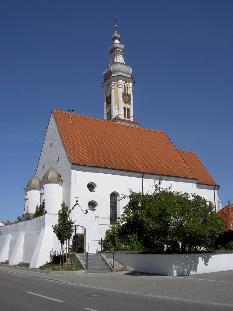 Merching, St. Martin Kirche an der Hauptstraße, erbaut von 1710 bis 1714, Chor und 
Turmunterbau gotisch (12.08.2012)