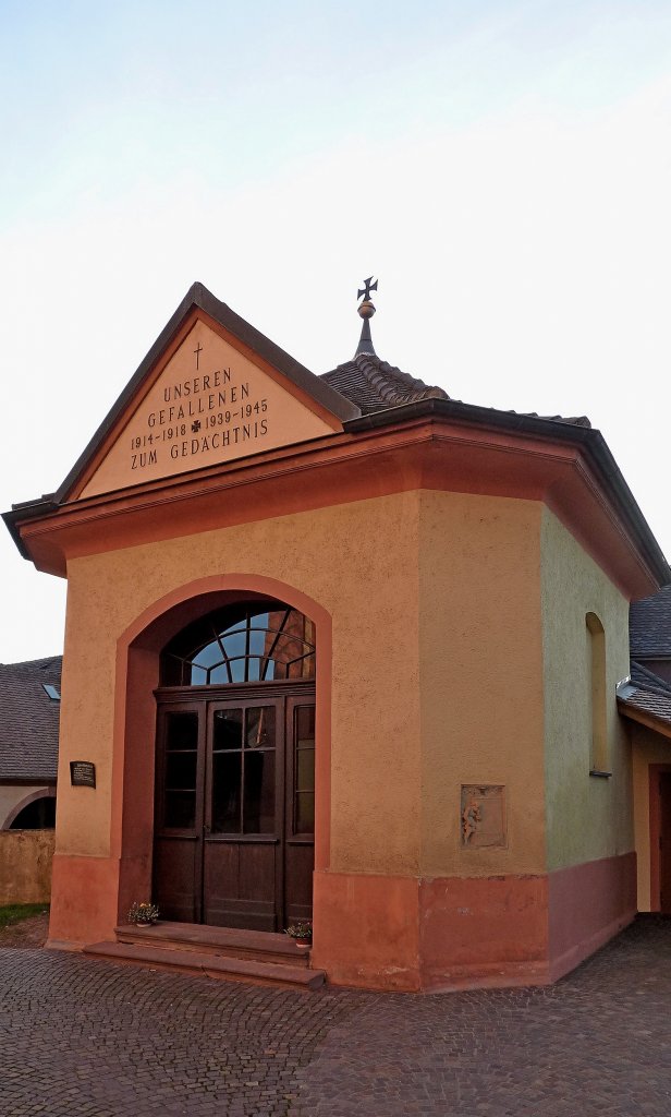 Merdingen, das Beinhuschen wurde 1758 erbaut, ist seit 1929 Gedchtniskapelle fr die Kriegsopfer der Gemeinde, Nov.2011 