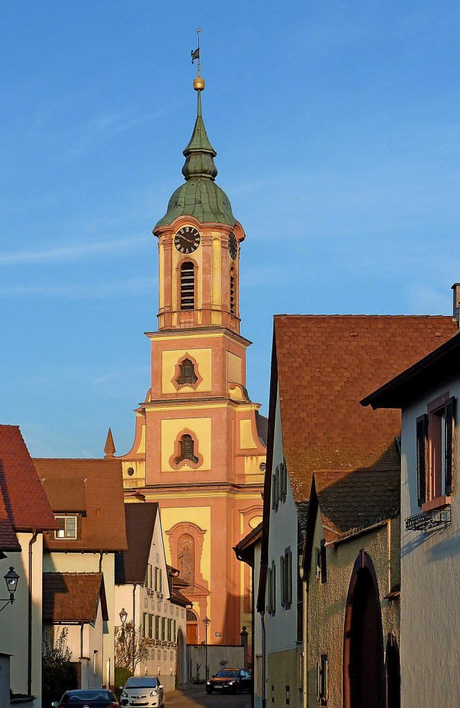 Merdingen, Blick durch die Kirchgasse zur St.Remigius-Kirche, von 1738-41 erbaut, Nov.2011