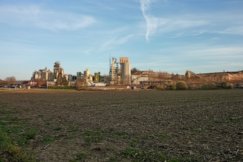 Merdingen, das Kalk-und Mrtelwerk nutzt die hier abgebauten Rohstoffe fr die Produktion, Nov.2011 