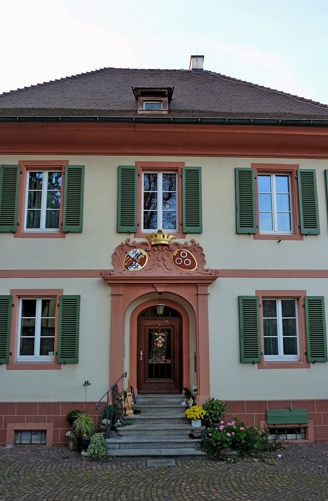 Merdingen, das Pfarrhaus mit schmuckvollem Eingang wurde 1754 von Bagnato erbaut, Nov.2011