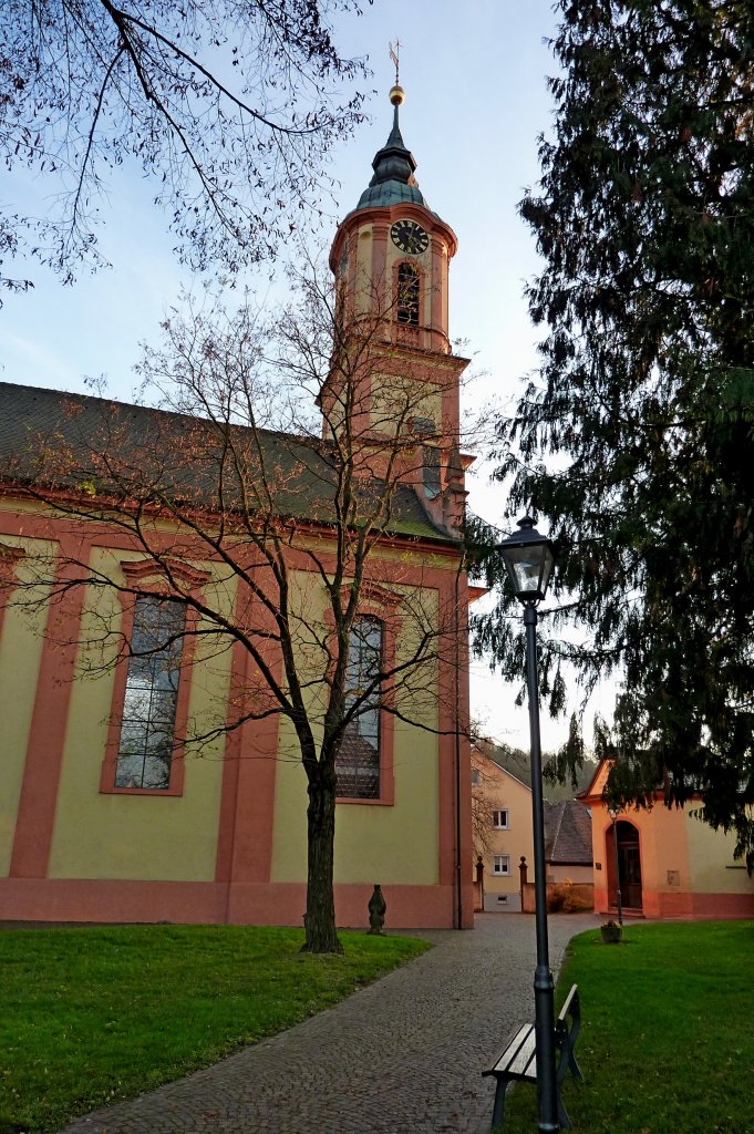 Merdingen, die St.Remigius-Kirche mit dem ehemaligen Friedhof und dem Beinhaus(rechts), Nov.2011