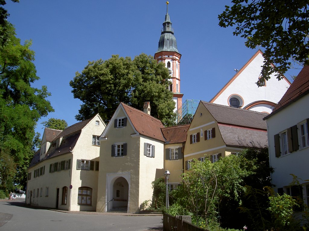 Mering, Wehrkirche St. Michael mit Torturm und Mesmerhaus, erbaut von 1739 bis 1741 (12.08.2012) 