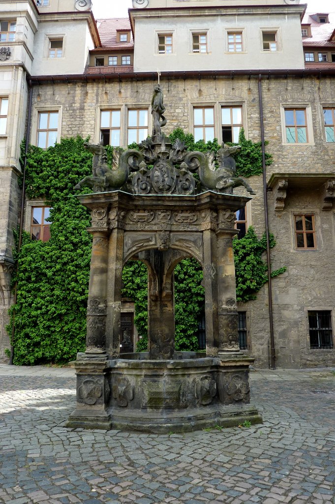 Merseburg, Brunnen im Innenhof des Schloes, Mai 2012