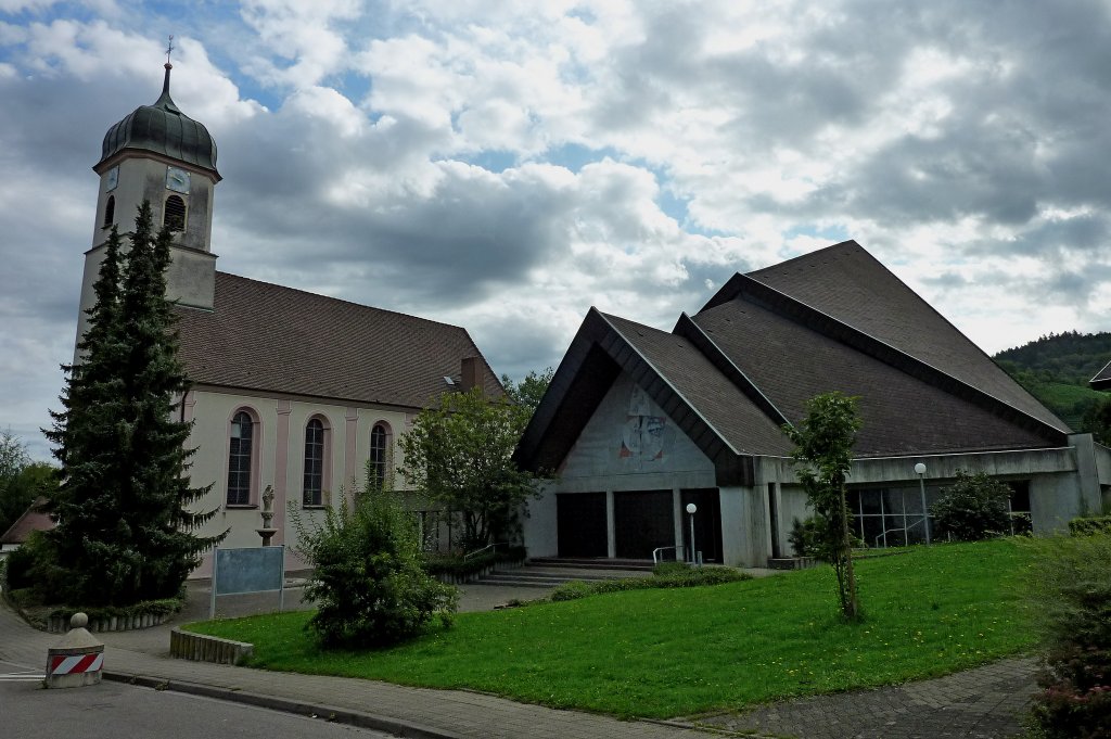 Merzhausen bei Freiburg, die neue St.Gallus-Kirche, erbaut 1976-80, daneben die alte Kirche von 1759-65 erbaut, Aug.2011