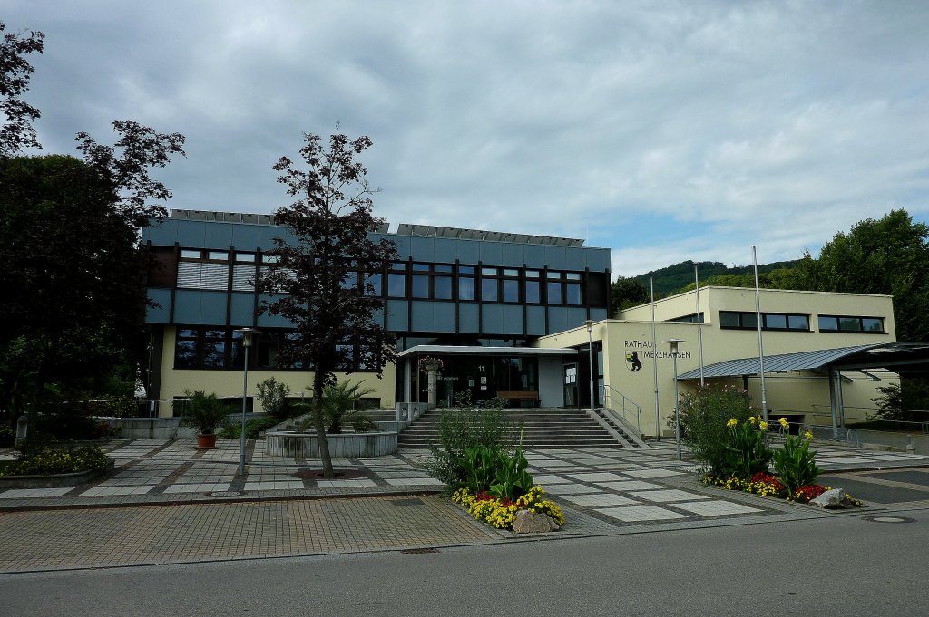 Merzhausen, das Rathaus, der Ort mit ca.5000 Einwohnern geht nahtlos nach Freiburg ber, Aug.2011