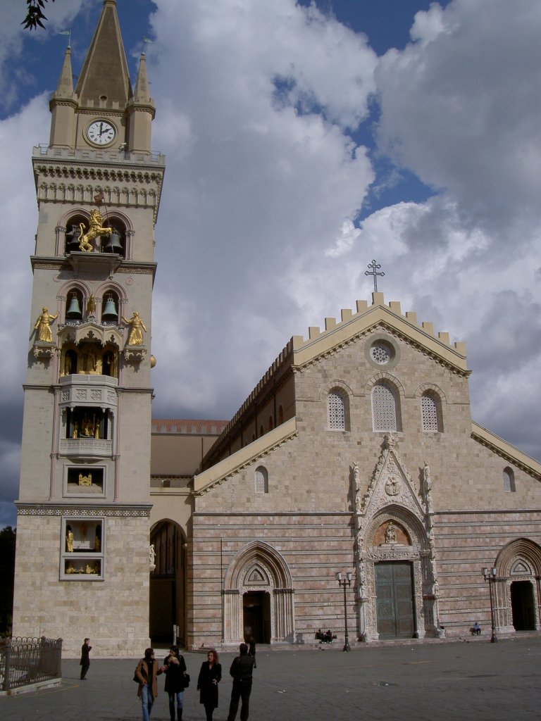 Messina, Dom, erstmals erbaut im 12. Jahrhundert, erneuert ab 1943,
besitzt im Turm die grte mechanische Uhr der Welt (12.03.2009)