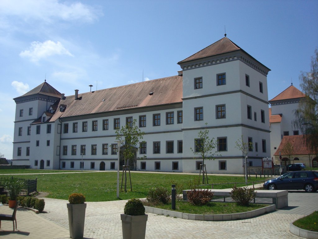 Mekirch in Oberschwaben,
das 1557-1563 erbaute Schlo gilt als frheste Vierflgelanlage 
der Renaissance nrdlich der Alpen,
heute Veranstaltungszentrum und Heimstatt fr drei Museen,
April 2010