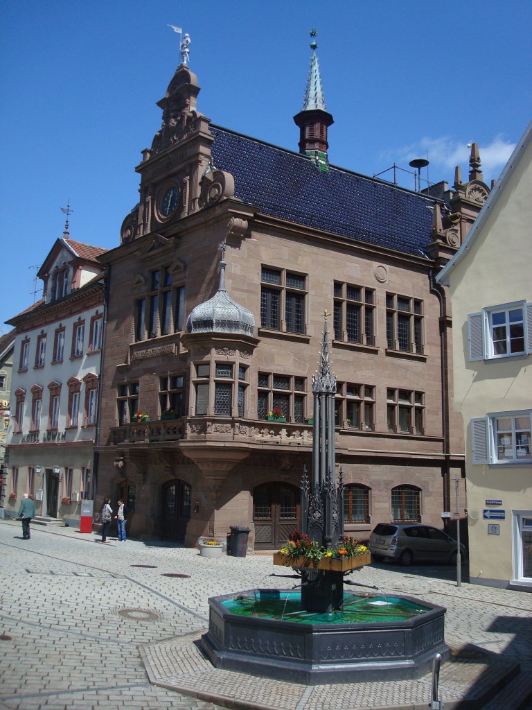 Mekirch in Oberschwaben,
das 1899 im Neu-Renaissance-Stil erbaute Rathaus
mit Fassade aus Maulbronner Sandstein,
April 2010