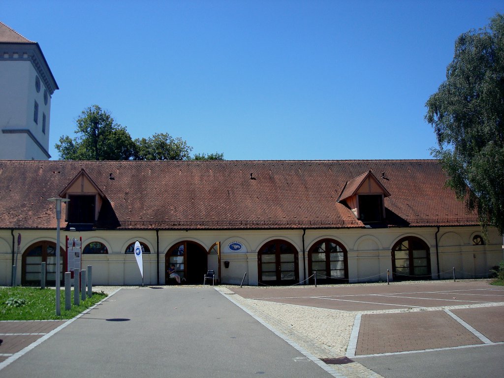 Mekirch in Oberschwaben,
die Remise des Schloes von 1737 beherbergt ein sehenswertes Oldtimermuseum mit seltenen Stcken der Motorad- und Autoproduktion,
Aug.2010