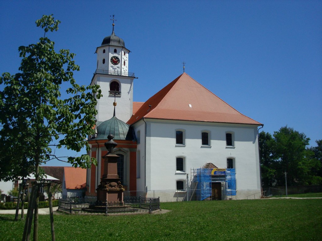 Mekirch in Oberschwaben,
Stadtpfarrkirche St.Martin,
sptgotische Sulenbasilika von 1526 , von 1769-73 im Rokokostil umgestalte
gehrt zu den letzten Sptrokokokirchen in Oberschwaben,
Aug.2010 