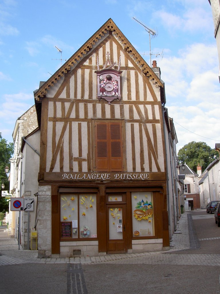 Meung sur Loire, Fachwerkhaus und Patisserie in der Altstadt 
(30.06.2008)