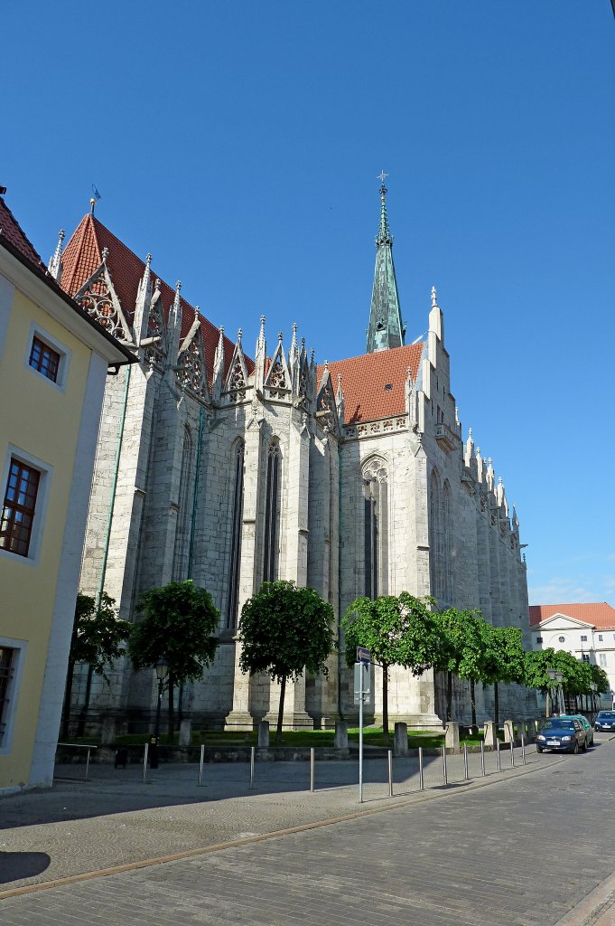 Mhlhausen, das Nordportal der gotischen Marienkirche, dahinter der 87m hohe Kirchturm, Mai 2012