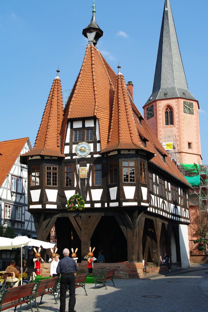 Michelstadt, sptgotisches Fachwerk Rathaus von 1484, das Erdgeschoss diente frher 
als Markthalle, Odenwaldkreis (10.04.2009)