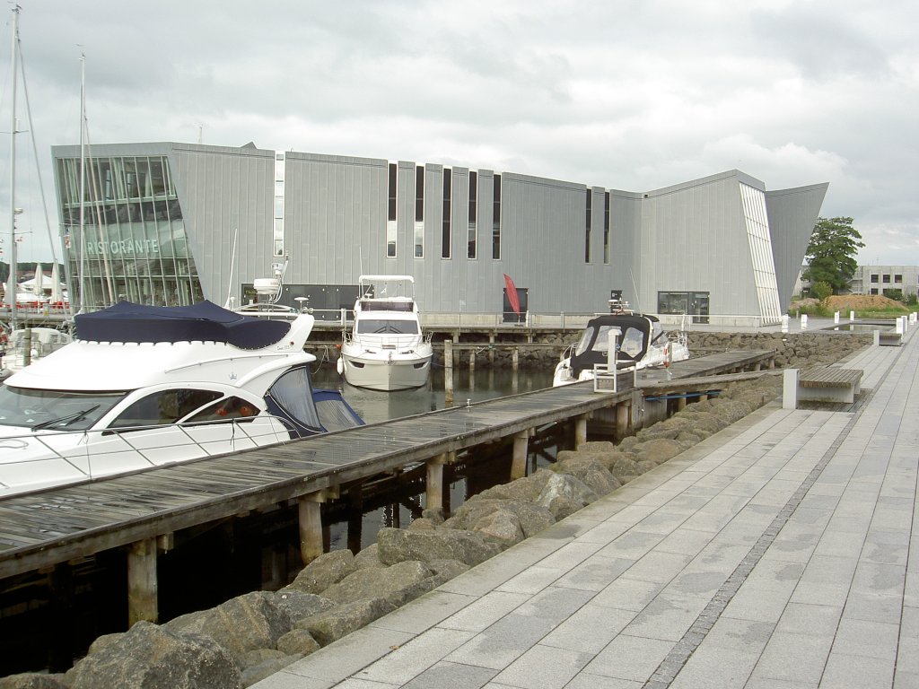 Middelfart, Kulturzentrum am Hafen Tek-Ka Marina, erbaut 2005 durch das Architekten Bro Schmidt Hammer Lassen aus Aarhus, beinhaltet ein Kino, Cafe, Tourismusinfo und Stadtbibliothek (21.06.2013)