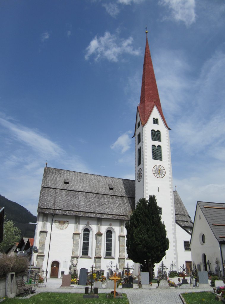 Mieders, Kath. Pfarrkirche Maria Geburt in der Kirchgasse und Totenkapelle, Stubaital (01.05.2013)