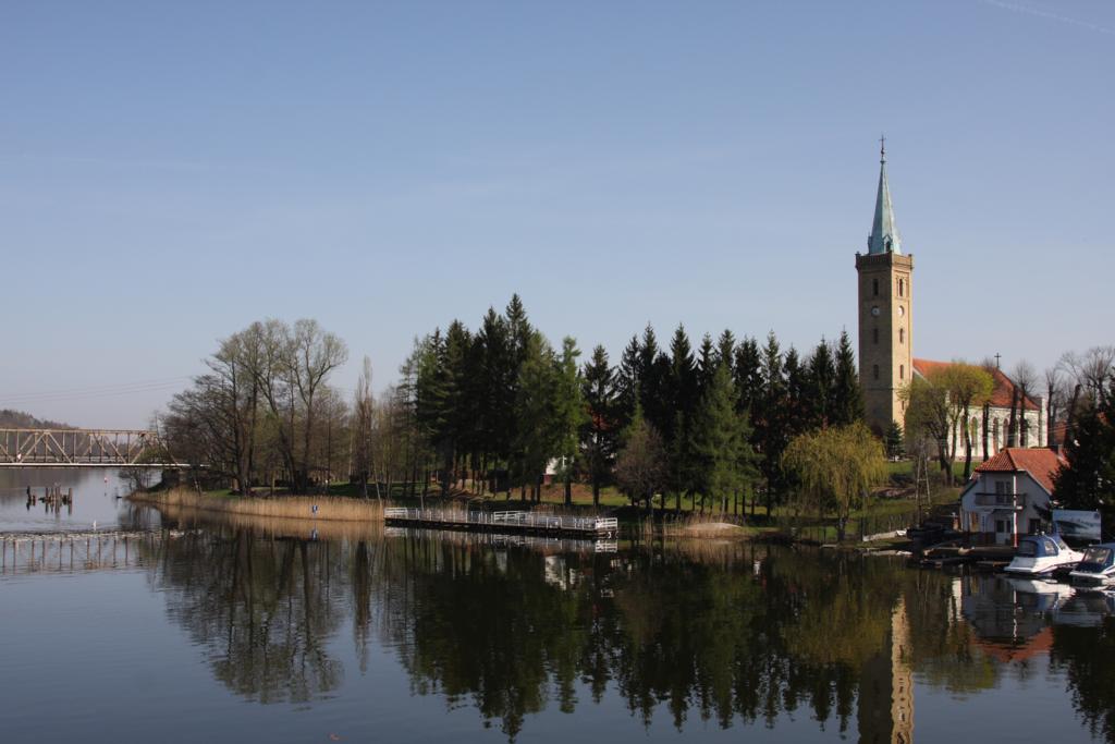 Mikoleiken oder auch Nikoleiken in Polen.
Blick von der Brcke auf die Halbinsel mit der bekannten Kirchen Ansicht
am 28.4.2012.