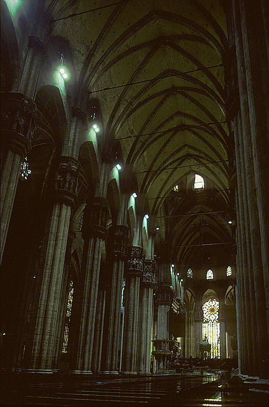 Milano, Mailnder Dom (Duomo di Santa Maria Nascente), Mittelschiff nach Osten, 45 m hoch. Nach Sevilla zweitgrsste gotische Kathedrale der Welt. Bau 1387-1908. Sehr hohe Pfeiler/Arkaden, ohne Triforium, Obergaden verkmmert. Italienische Erbauer spotteten ber Theorie sowie Praxiserfahrung herangezogener franzsischer Baumeister und realisierten trotz expliziter Warnung (ber-) schlanke Pfeiler. Glcklicherweise gab es bisher keine Katastrophe. Aufnahme von Dez. 1993, HQ-Scan ab Dia.