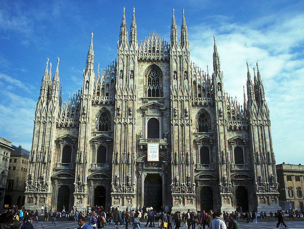 Milano, Mailnder Dom (Duomo di Santa Maria Nascente), Westfassade mit gotischen, Renaissance- und klassizistischen Elementen. Bauzeit ging ber Jahrhunderte: 1387 bis 1908. Aufnahme von Dez. 1993, HQ-Scan ab Dia.