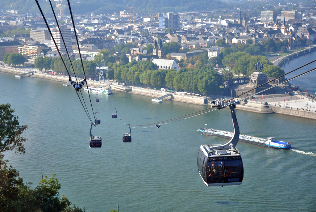 Mit der Buga-Seilbahn auf Talfahrt zum Konrad-Adenauer-Ufer in Koblenz. Rechts im Bild das Deutsche Eck mit Denkmal. 29.09.2011