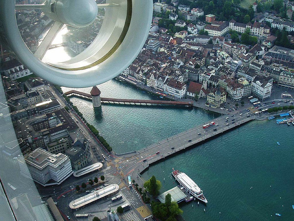 Mit dem Luftschiff ber der Stadt Luzern und dem Vierwaldstttersee. Gut sichtbar sind Kapellbrcke, Wasserturm, Teile der Altstadt und Bahnhofsbrcke. 11. Juli 2003, 18:03