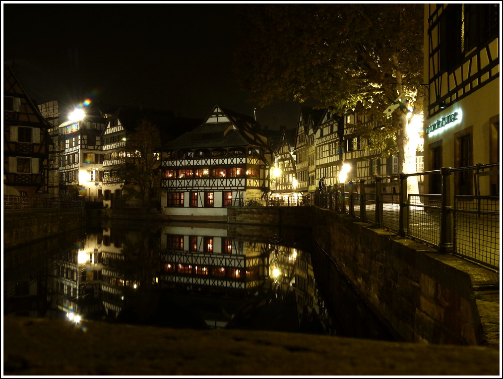 Mit Hilfe eines erfahrenen Fotografen ist es mir gelungen diese Nachtaufnahme der Maison des Tanneurs im Stadtteil Petite France in Strasbourg zu machen. 28.10.2011 (Jeanny)