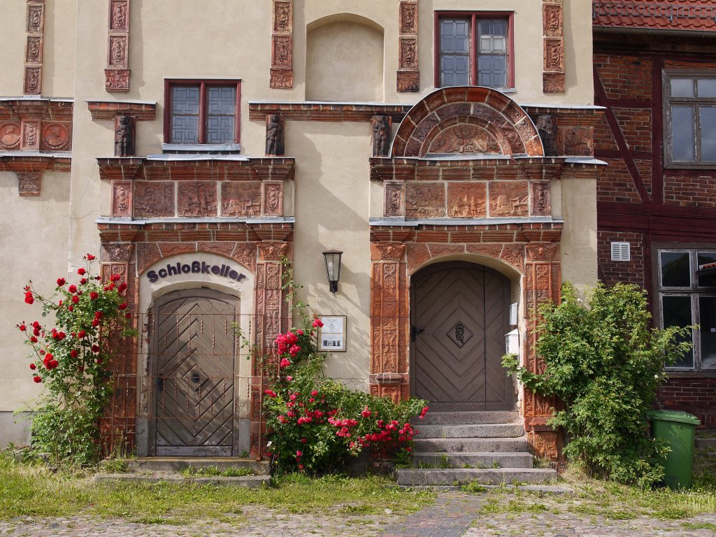 Mit Terrakotten verzierte Eingnge nach oben und nach unten am Schloss Gadebusch (zwischen Schwerin und Ratzeburg); 24.06.2013
