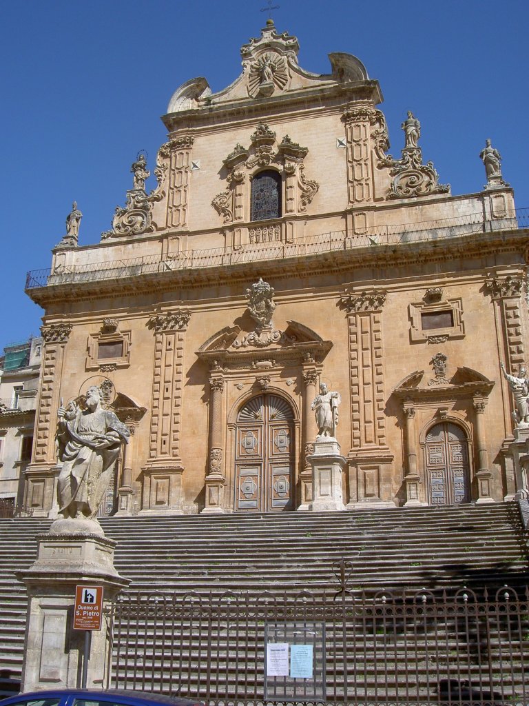 Modica, San Pietro Kirche aus dem 18. Jahrhundert mit Treppenaufgang 
mit 12 Aposteln (12.03.2009)