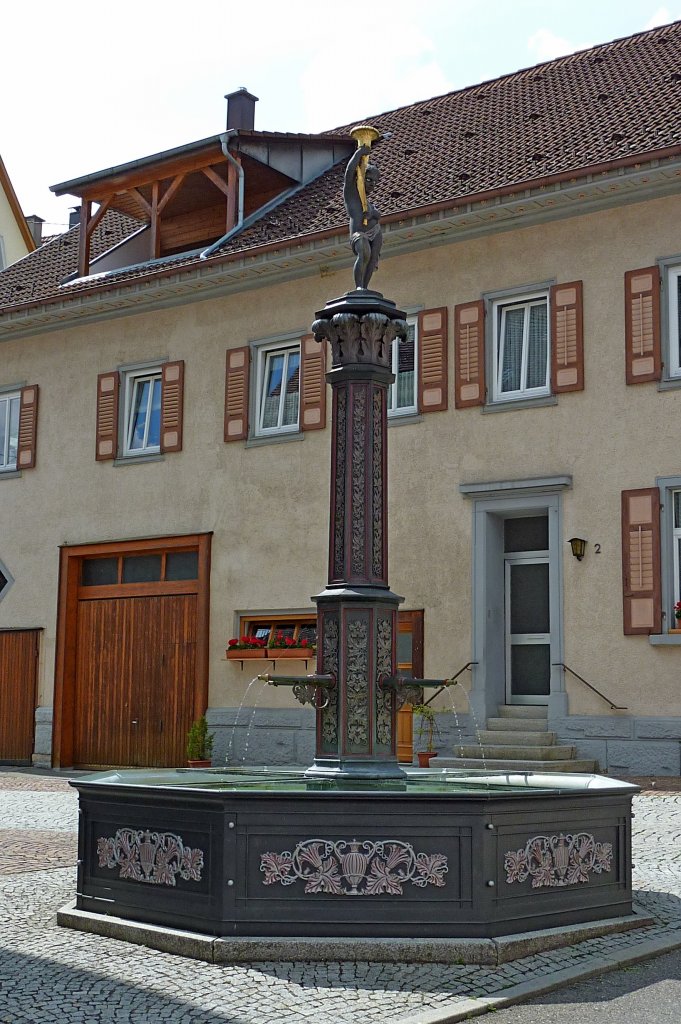 Mhringen, der Brunnen steht im Tuttlinger Stadtteil, Juli 2012