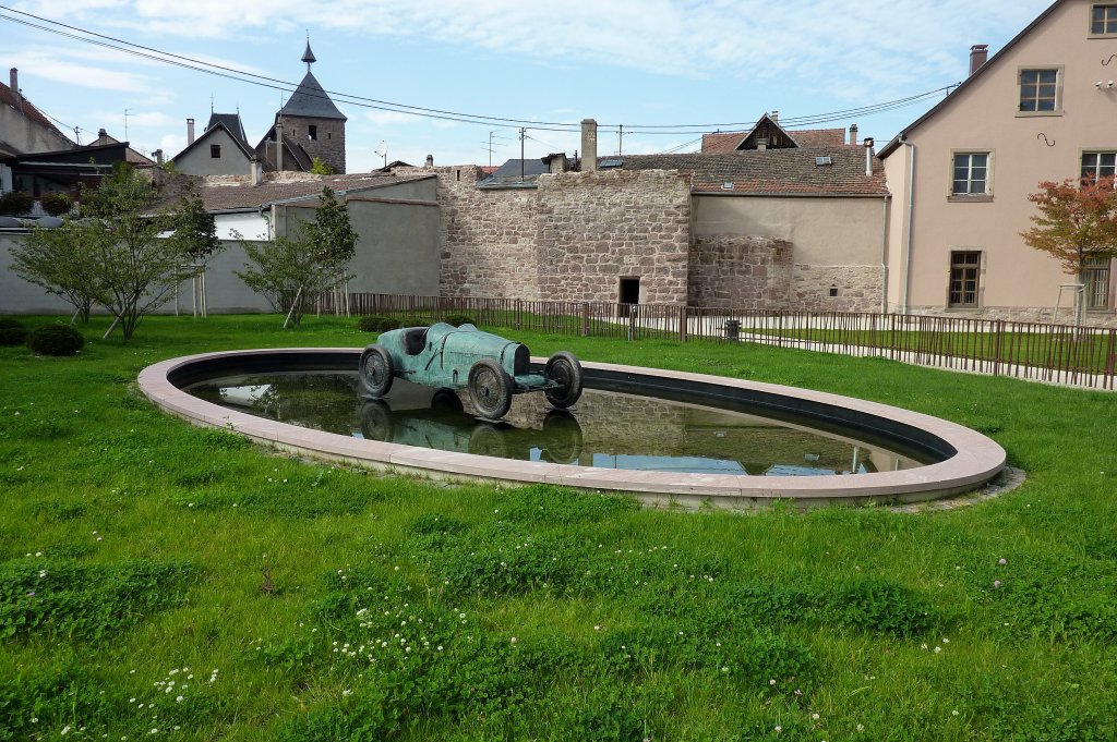 Molsheim, auch dieses Denkmal erinnert an die legendären Bugatti-Autowerke in der Stadt, Okt.2012
