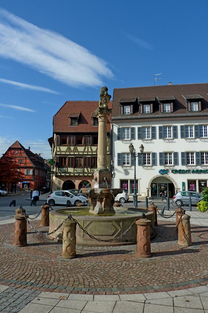 Molsheim, der Brunnen auf dem Rathausplatz, Okt.2012