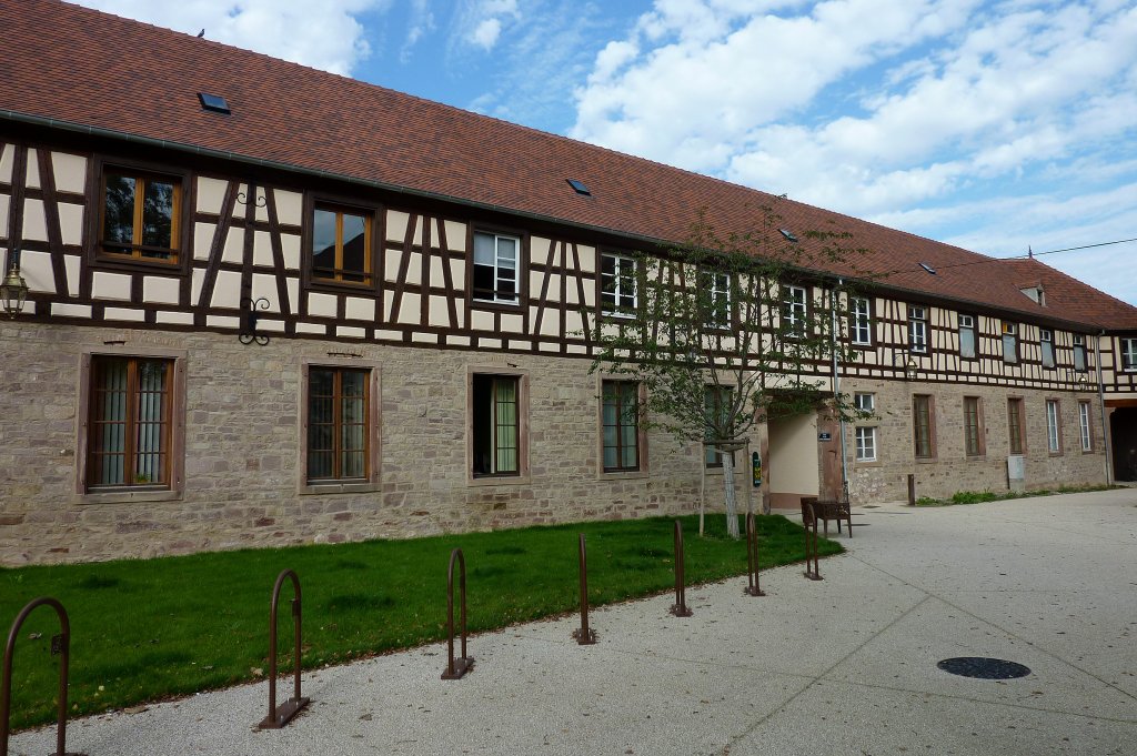 Molsheim, das Centre Socio-Culture mit schn restauriertem Fachwerkaufsatz, Okt.2012