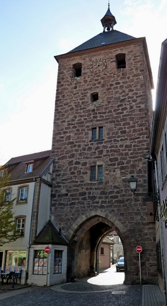 Molsheim, der Schmiedeturm aus dem 14.Jahrhundert, ehemaliges Stadttor, stadtauswrts gesehen, Okt.2012