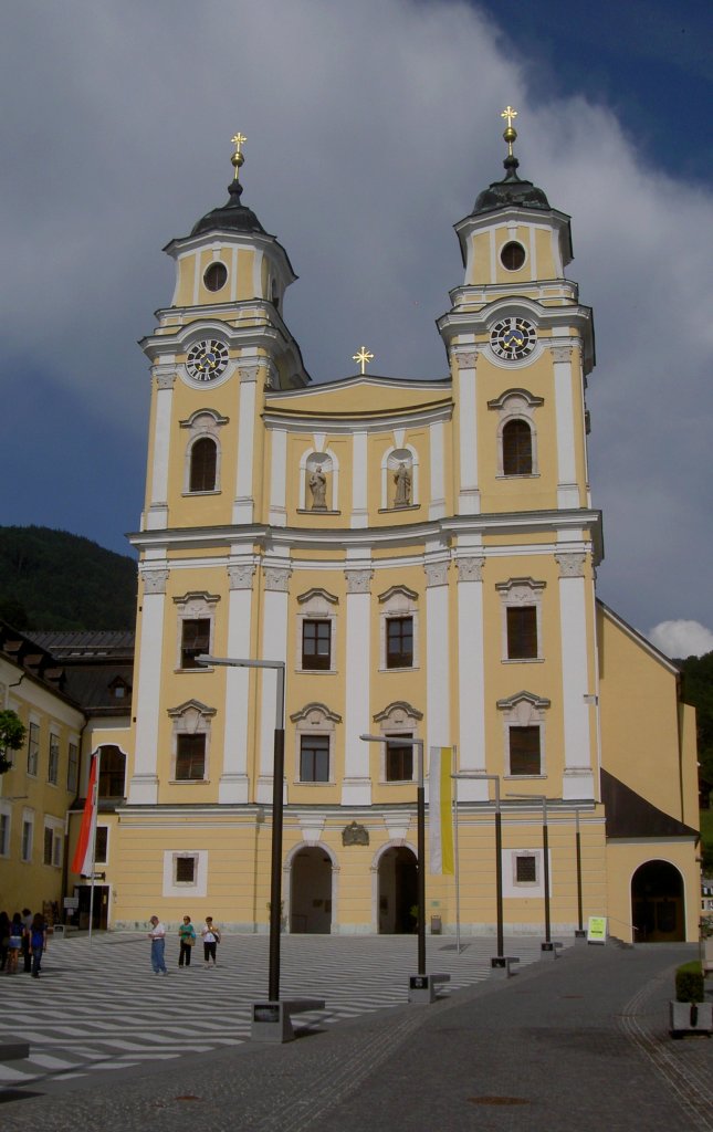 Mondsee, Stiftskirche St. Michael, erbaut ab 1487, Fassade von 1730 (05.06.2011)