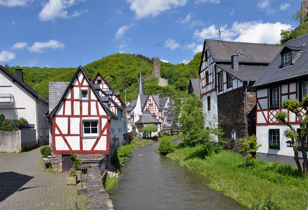 Monreal - Blick von der Schlobrcke auf die Philippsburg-Ruine - 28.05.2013