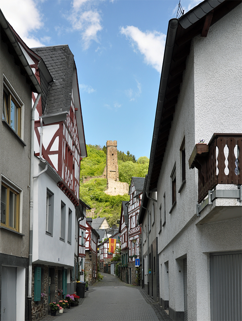 Monreal - Dorfstrasse mit Ruine Philippsburg im Hintergrund - 28.05.2013