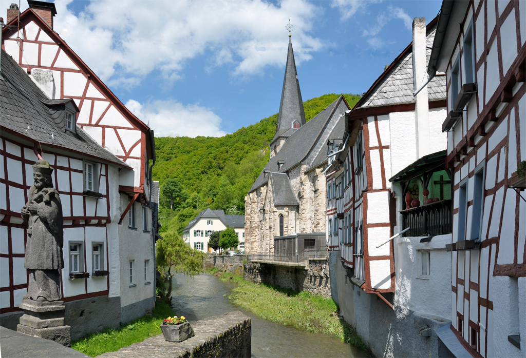 Monreal - die Elz fliet vorbei an den alten Fachwerkbauten mitten durch den Ort - 28.05.2013